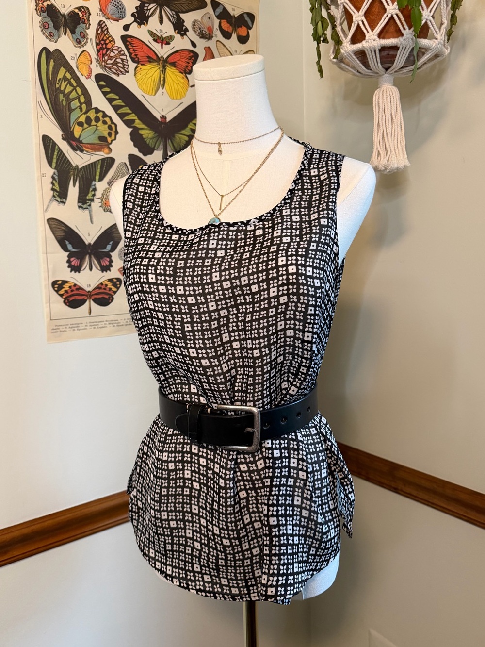Notations Black and White Patterned Sleeveless Top